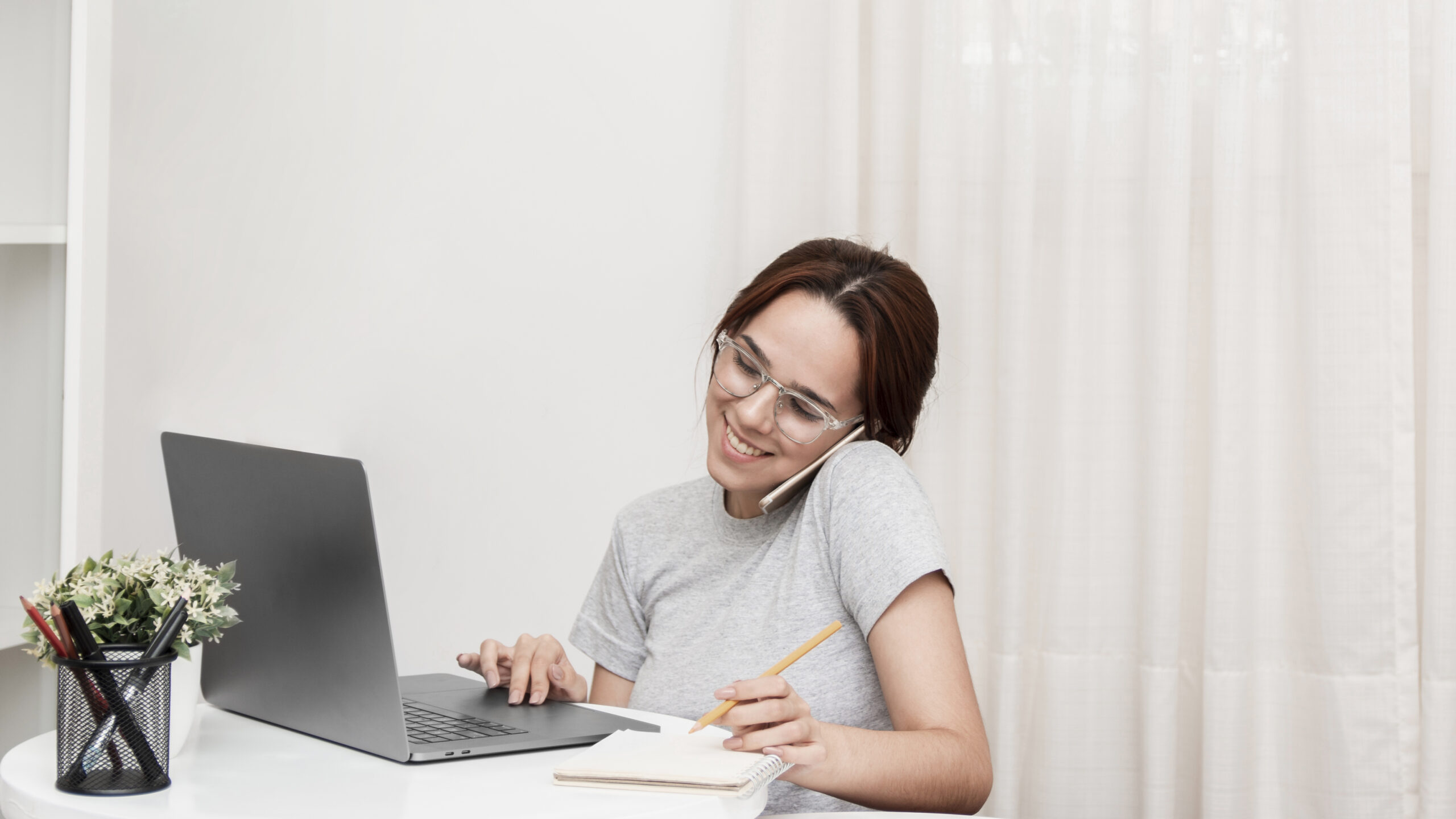 Behind the Scenes: A Day in the Life of a Virtual Assistant